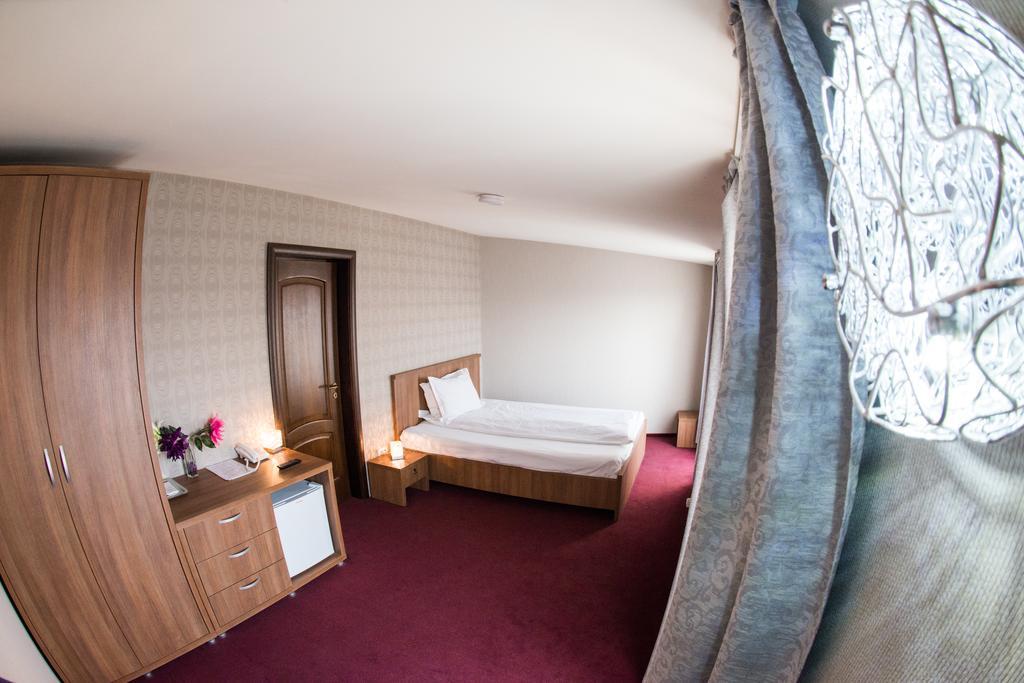 Hotel La Strada Ploieşti Kültér fotó