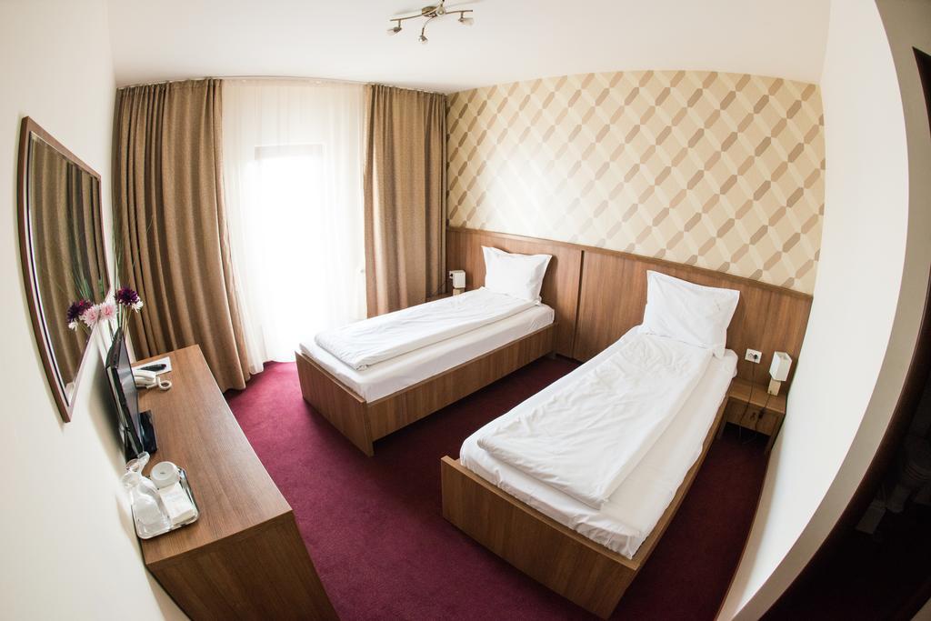 Hotel La Strada Ploieşti Kültér fotó