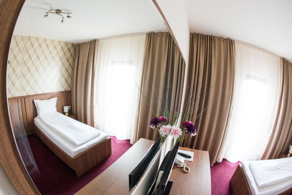 Hotel La Strada Ploieşti Kültér fotó