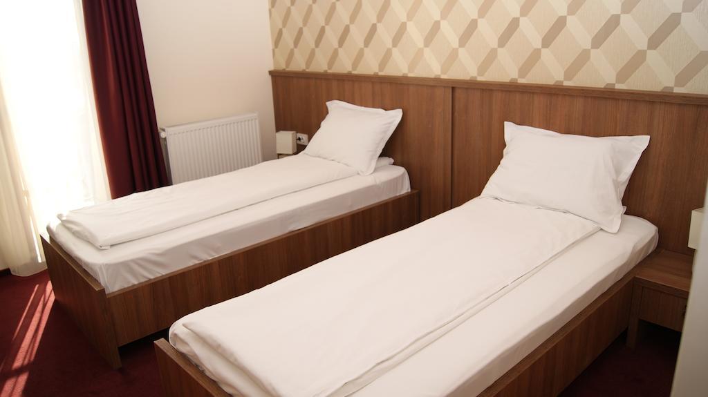 Hotel La Strada Ploieşti Szoba fotó