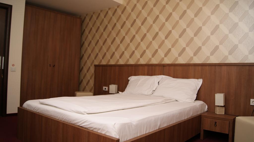 Hotel La Strada Ploieşti Szoba fotó