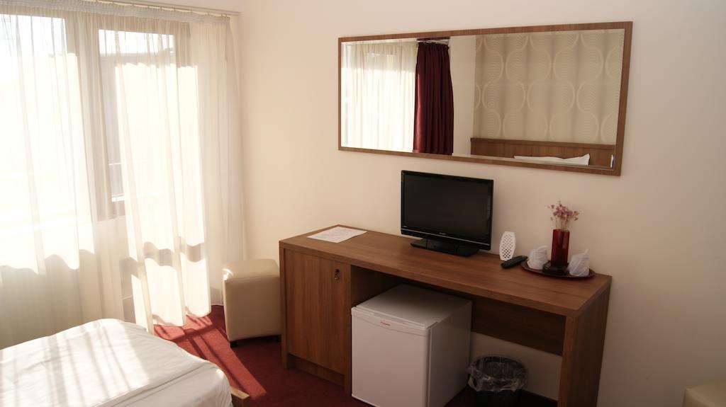 Hotel La Strada Ploieşti Szoba fotó
