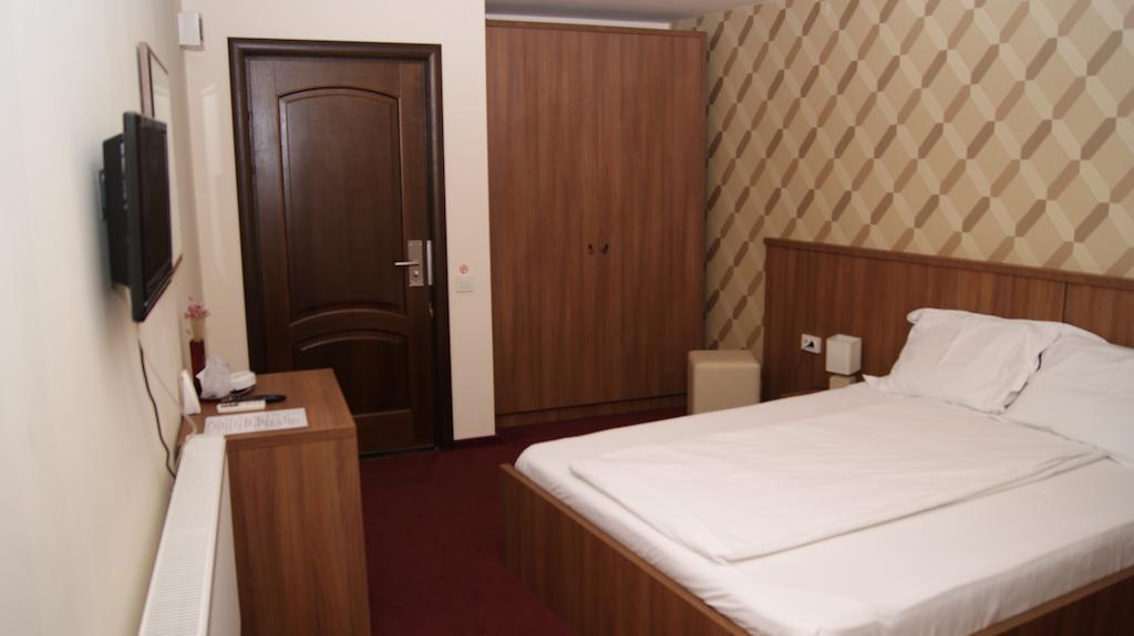 Hotel La Strada Ploieşti Szoba fotó